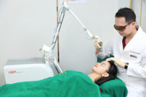 BÃ¡c sÄ© Pháº¡m Minh TrÆ°á»ng Äang Äiá»u trá» laser cho khÃ¡ch