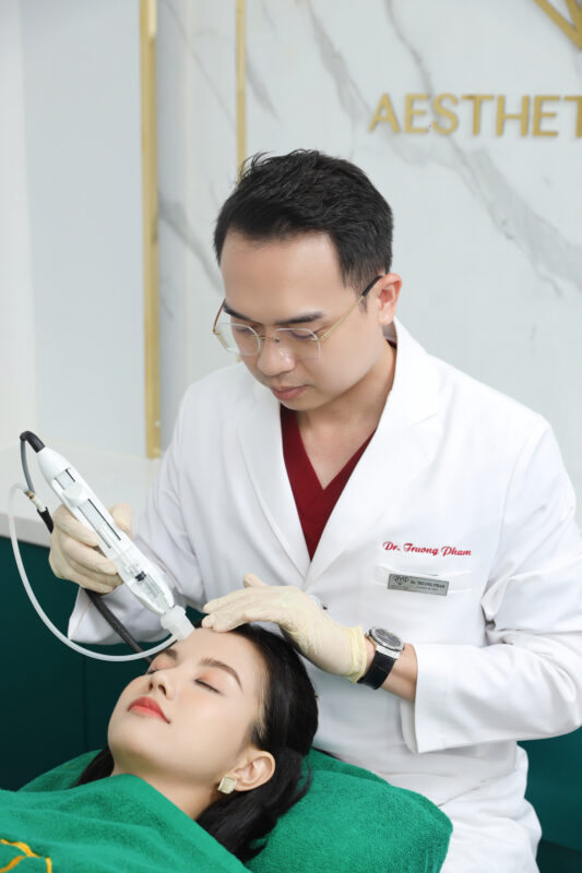 Bác sĩ Phạm Minh Trường đang điều trị cho khách